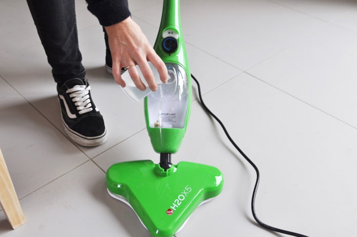 Wet cleaning with a mop