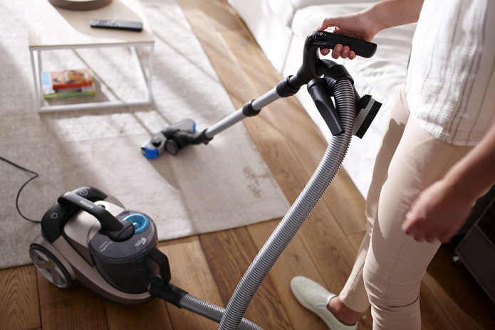 Carpet cleaning with a vacuum cleaner