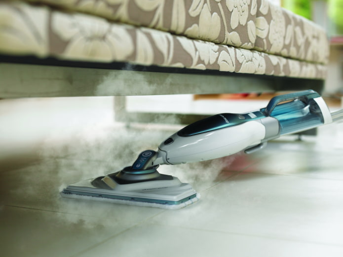 Steam mop washes tiles
