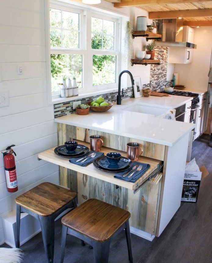 corner kitchen with peninsula