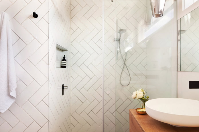 tile layout on the walls in the bathroom