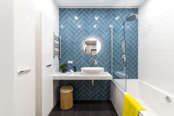 tile layout on the walls in the bathroom