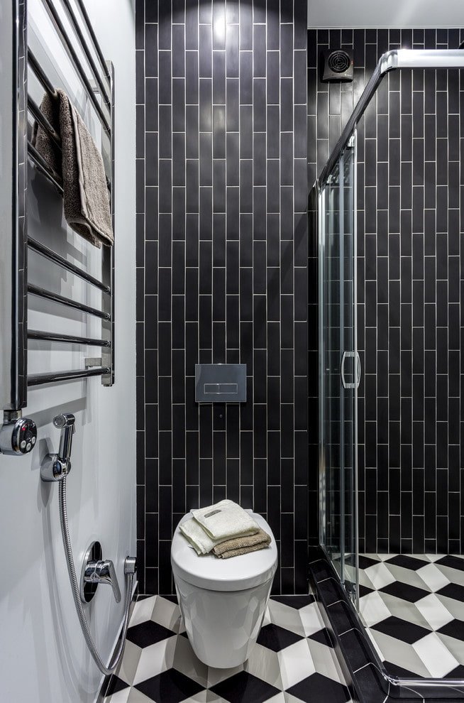 tile layout on the walls in the bathroom
