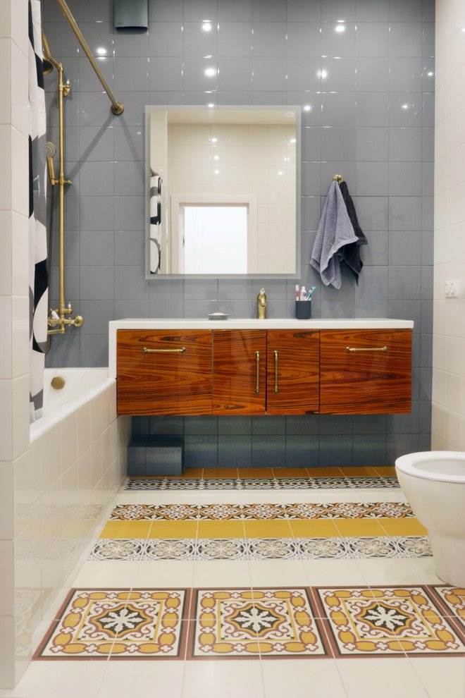 tile layout on the floor in the bathroom