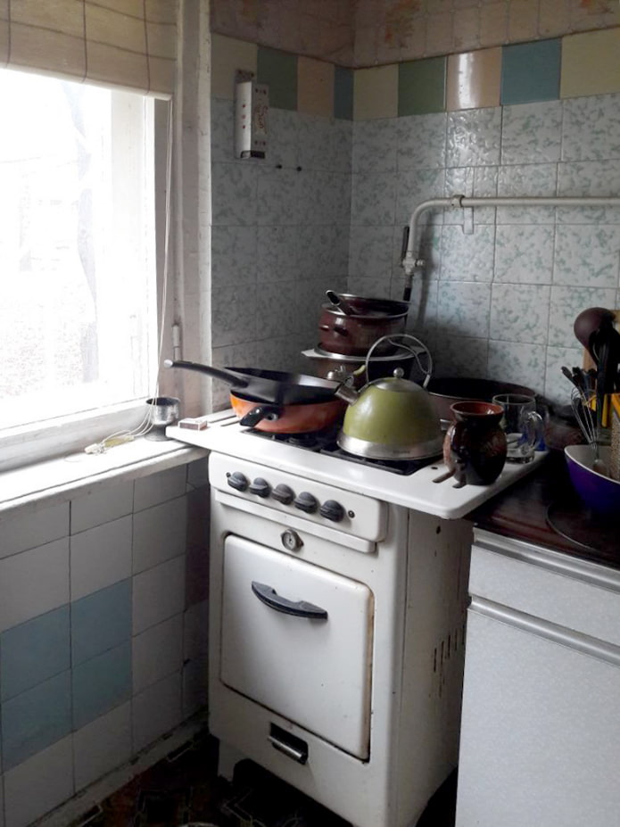 Kitchen before renovation