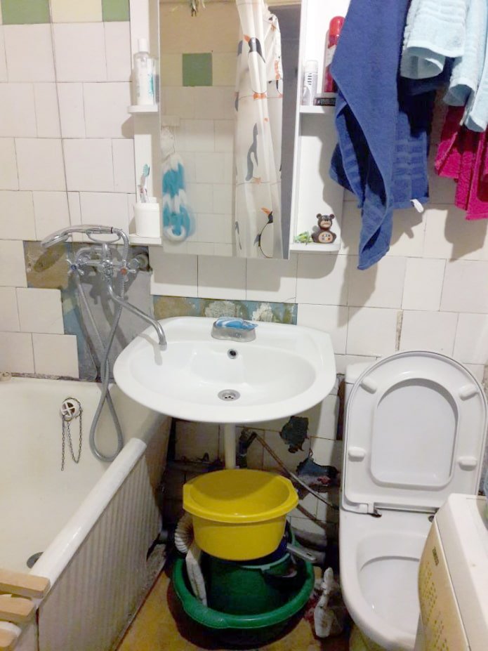bathroom in a Khrushchev building before renovation