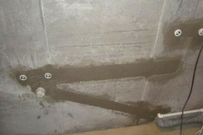 Sealing the grooves with cement mortar