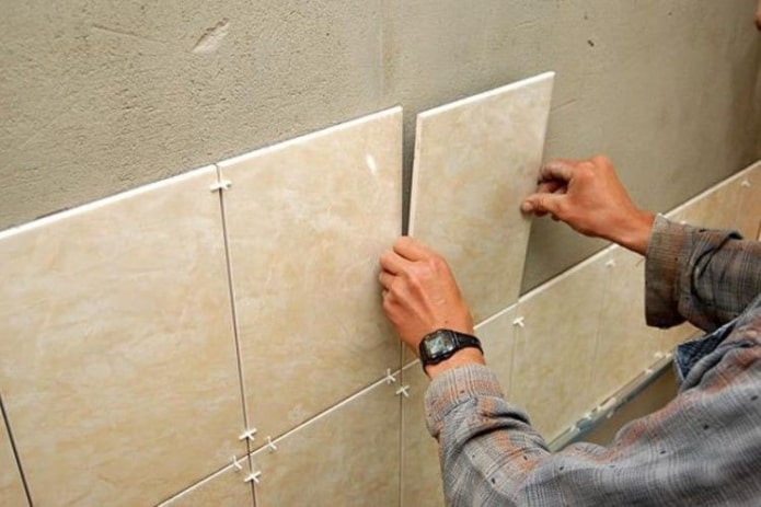 Laying tiles on the wall