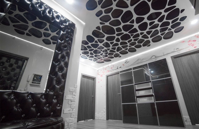 carved stretch ceiling in the hallway