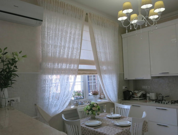 Roman blinds combined with tulle in the kitchen