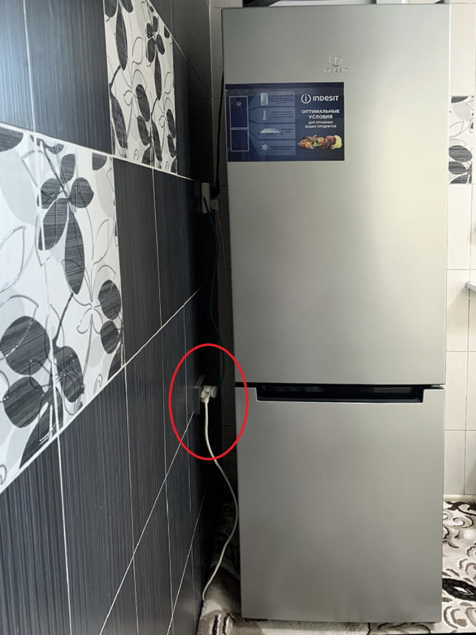 Socket outlet on the side of the refrigerator