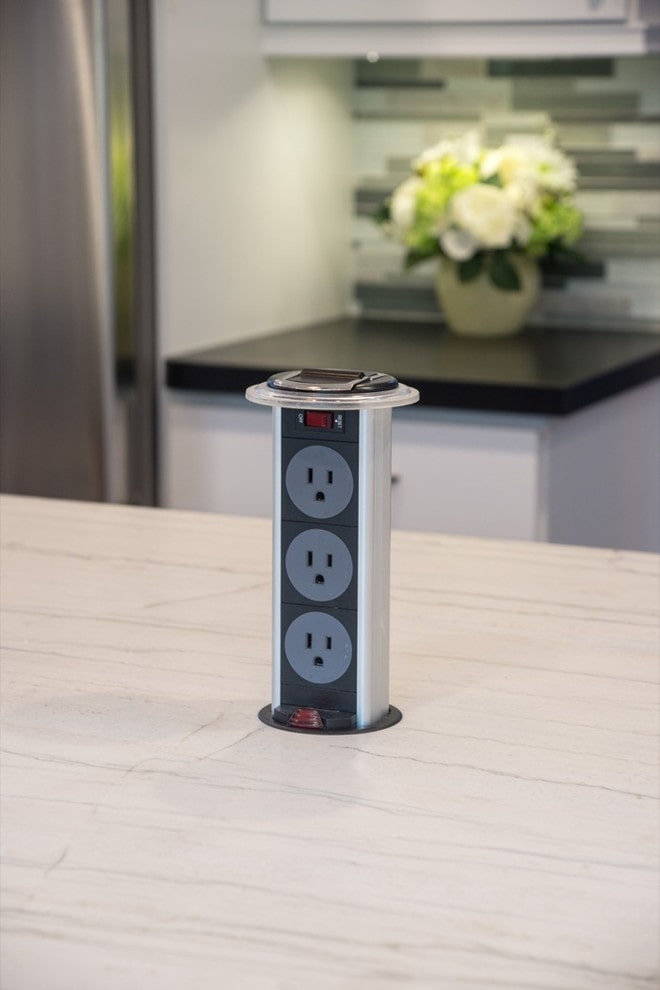 Pull-out socket