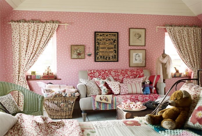 wallpaper in polka dots