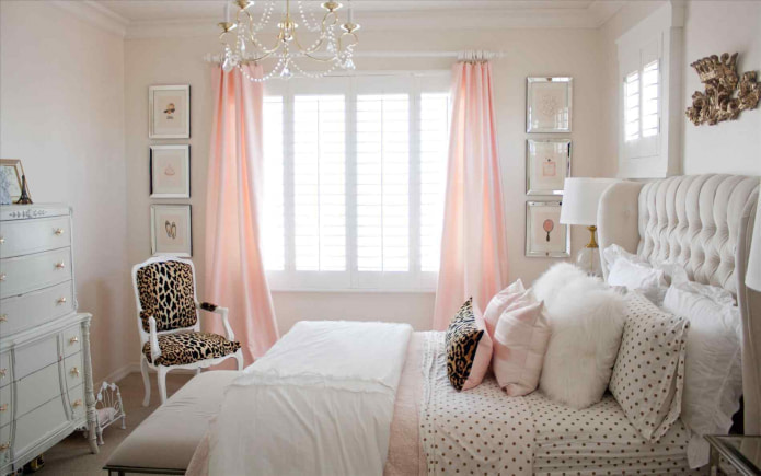 powdery curtains in the bedroom