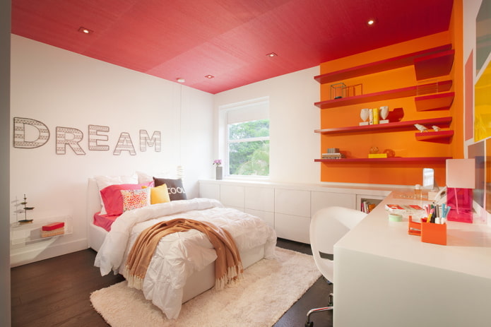 raspberry-colored ceiling in the interior