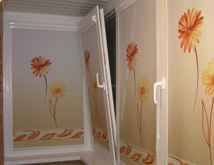 roller blinds with flowers on the loggia