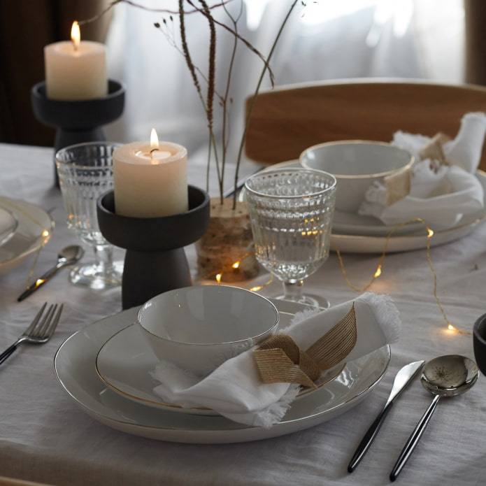 garland in table setting