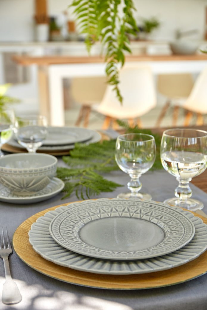 flat plates table setting
