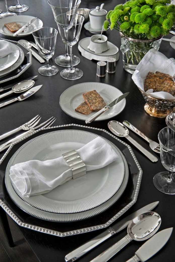 how to lay cutlery on the table