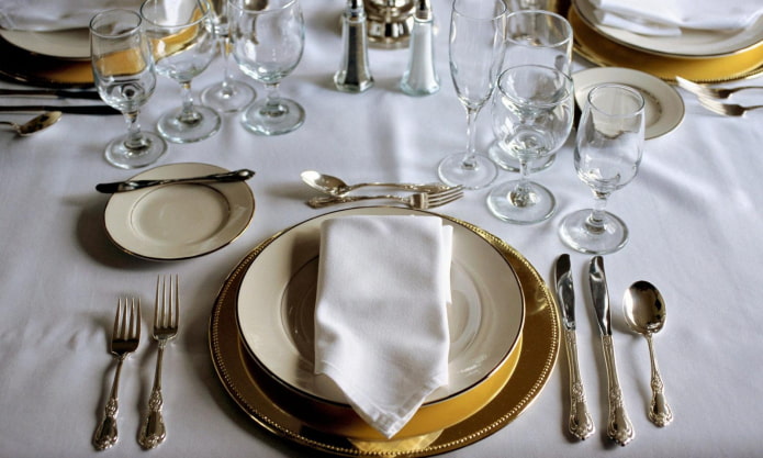 festive table setting according to the rules