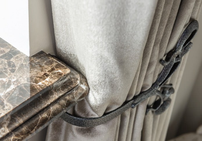 Curtain holder
