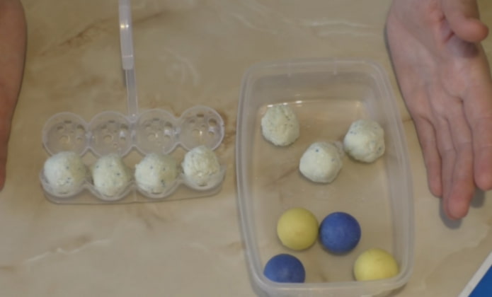 Toilet cleaning balls