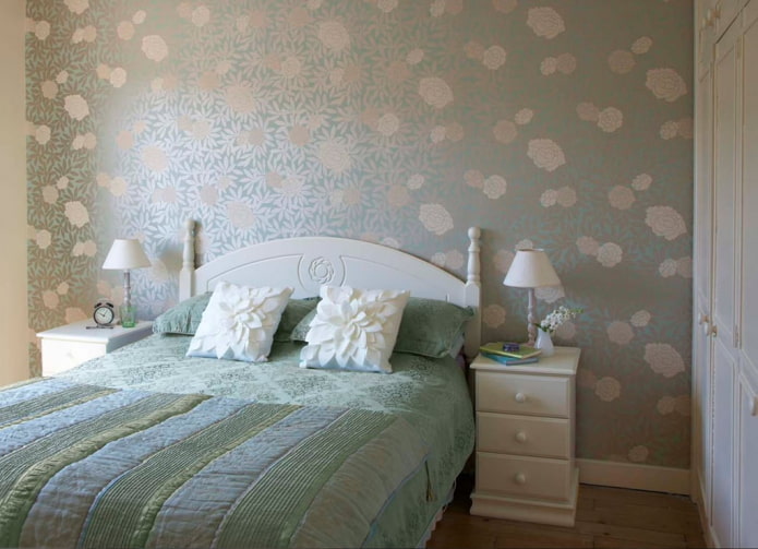 silk wallpaper with flowers in the interior