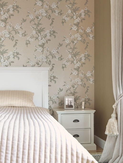 silk wallpaper with flowers in the interior