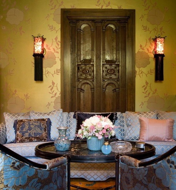 silk wallpaper with flowers in the interior