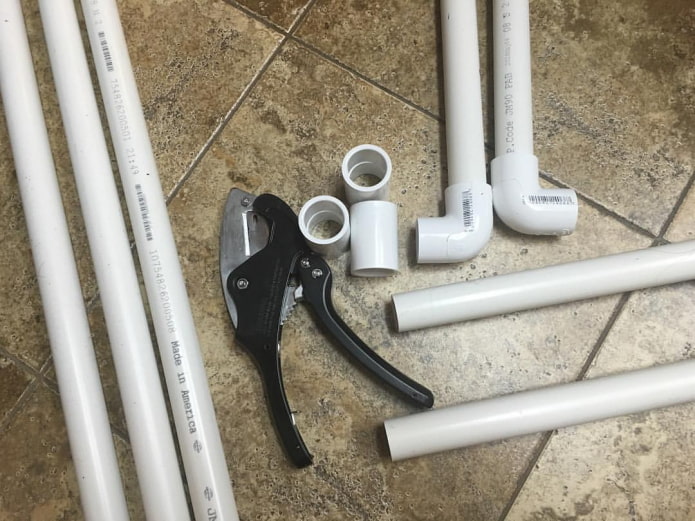 Pipes, corners and pipe cutter