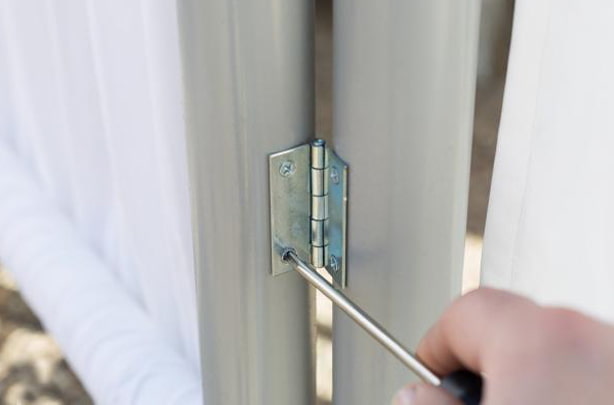 Connecting with hinges