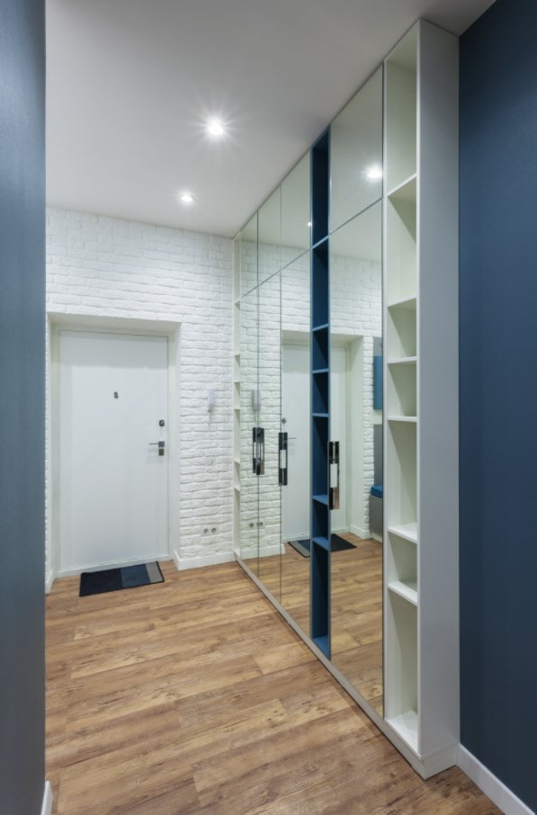 mirrored wardrobe along the entire wall