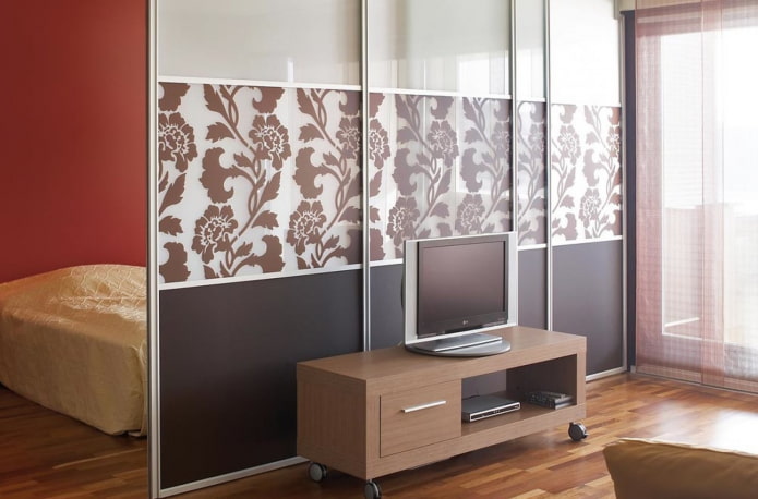 zoning sliding wardrobe in the interior