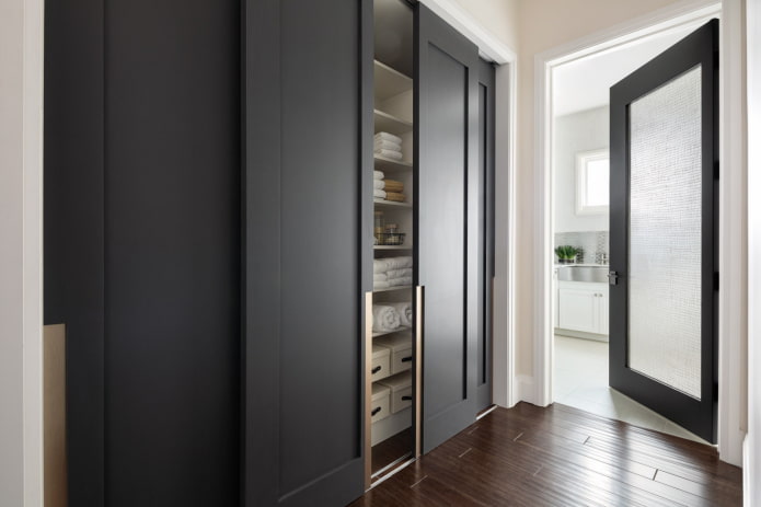 Built-in wardrobe in the hallway