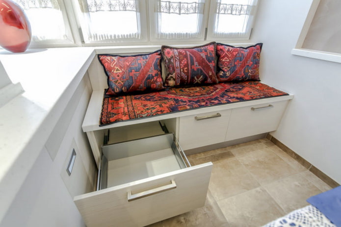 Pedestal-seat