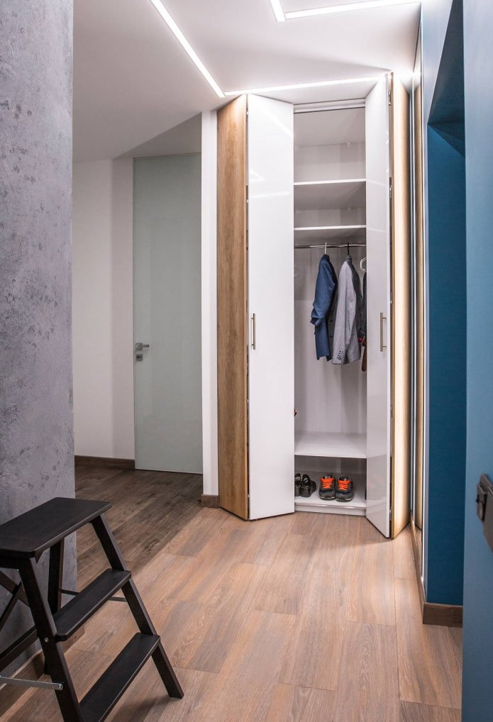 filling of a sliding wardrobe in the interior of a hallway