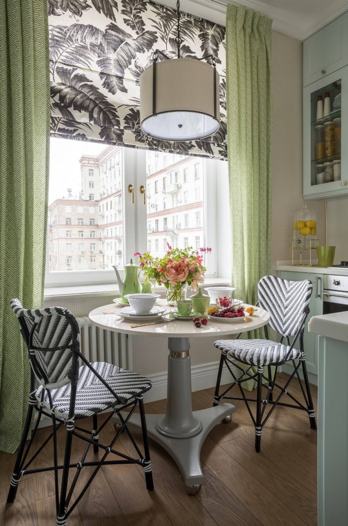Contrasting Roman blinds