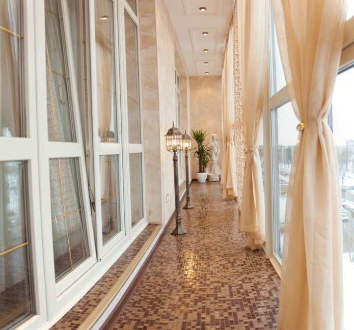 veil on the balcony