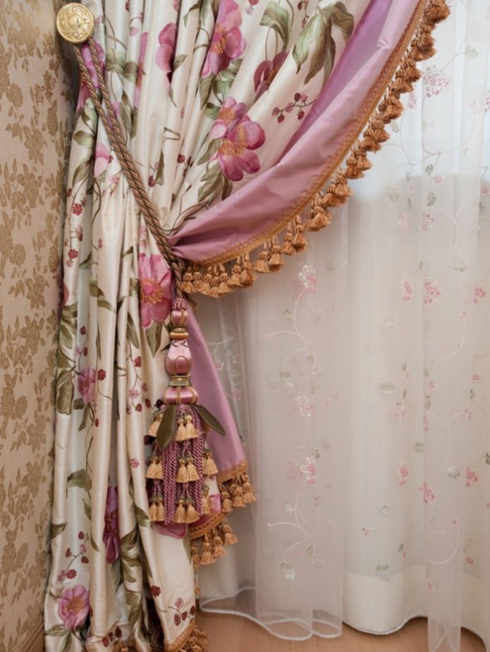 veil with embroidery