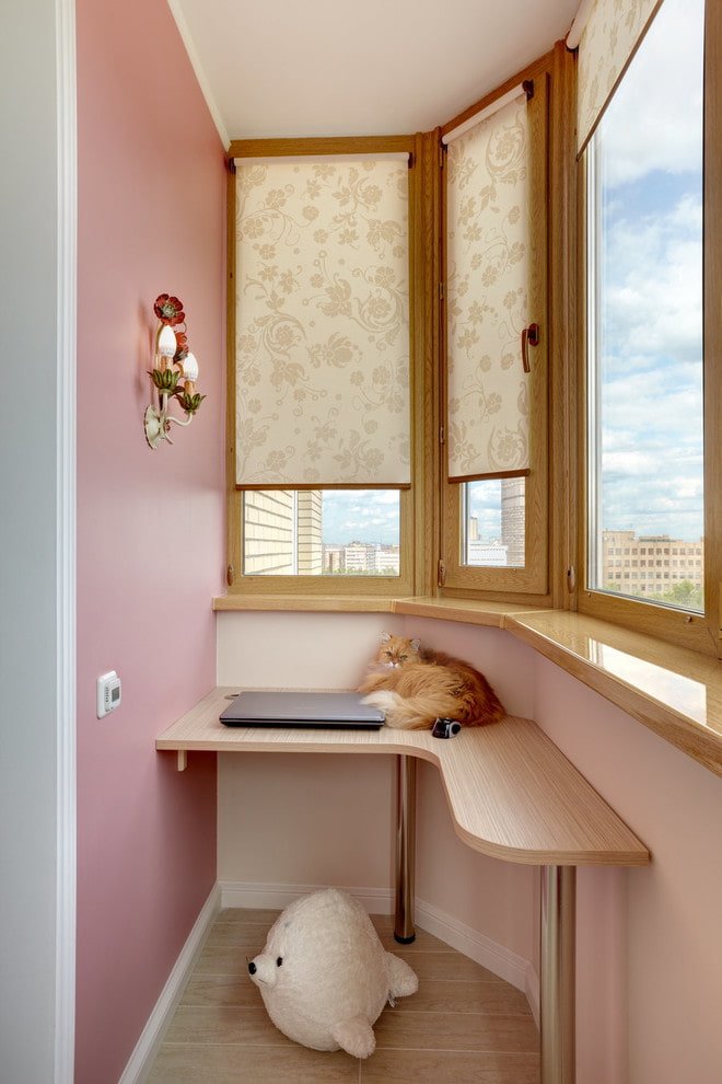 Roman blinds with floral patterns on the loggia