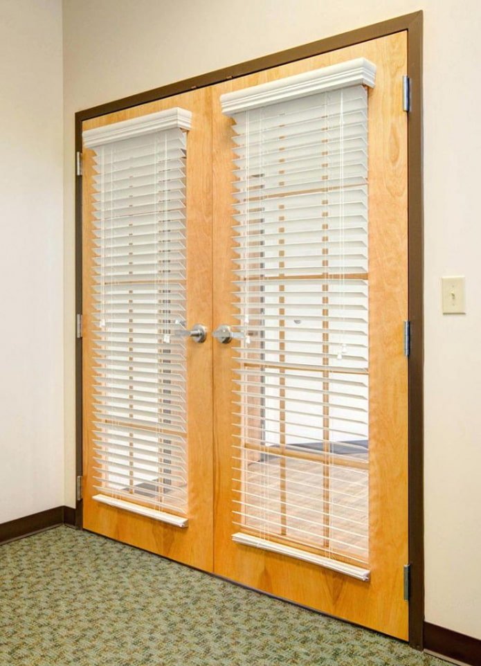 blinds on the door in the interior