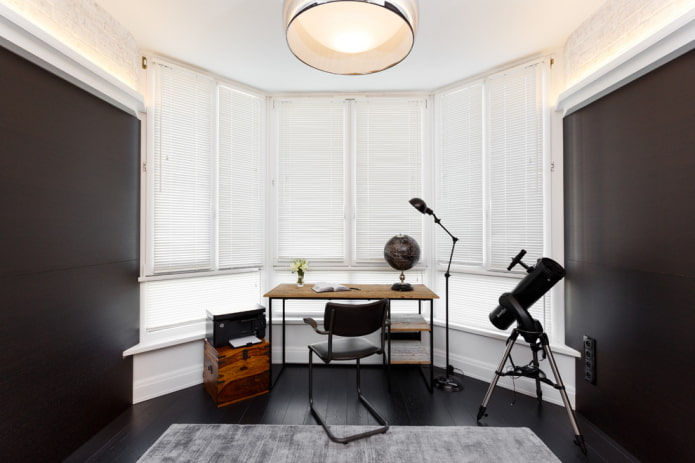 Horizontal blinds on the bay window
