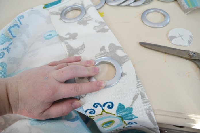 installing eyelets on fabric