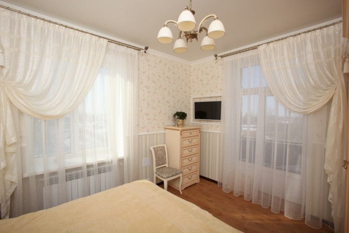 light one-sided tulle in the bedroom