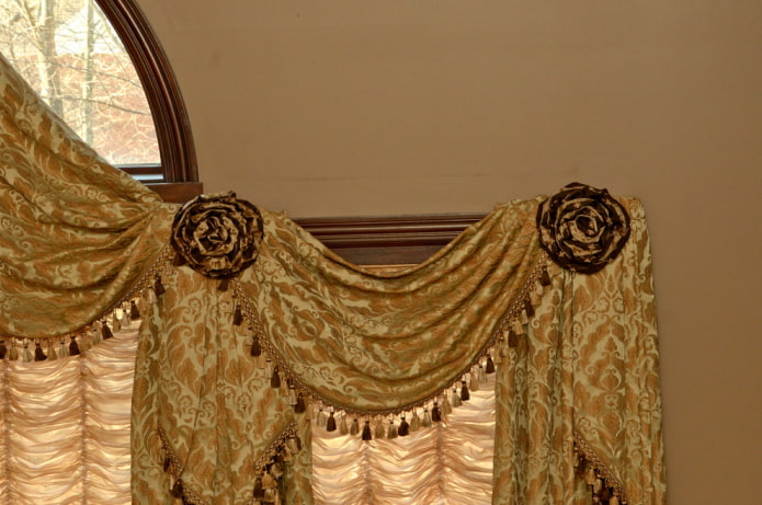 lambrequin decorated with tassels