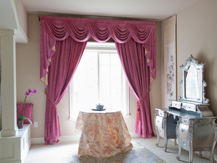 pink lambrequin in the interior