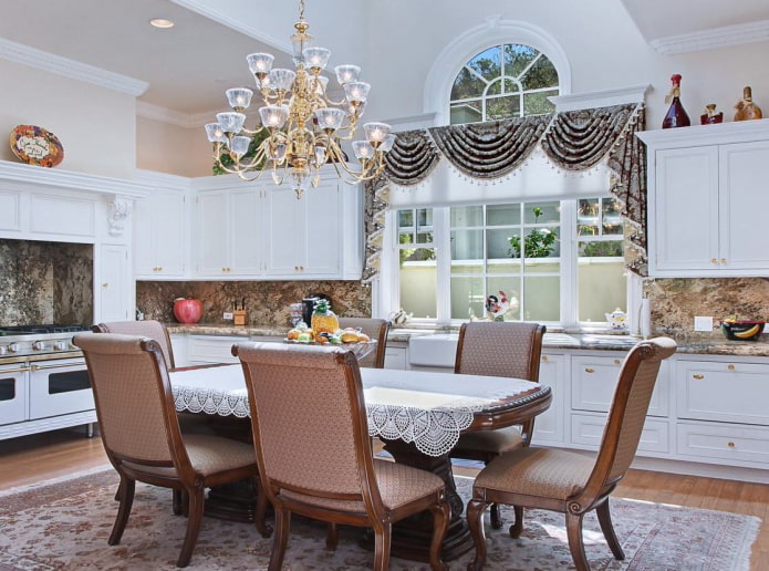 lambrequin in combination with roller blinds