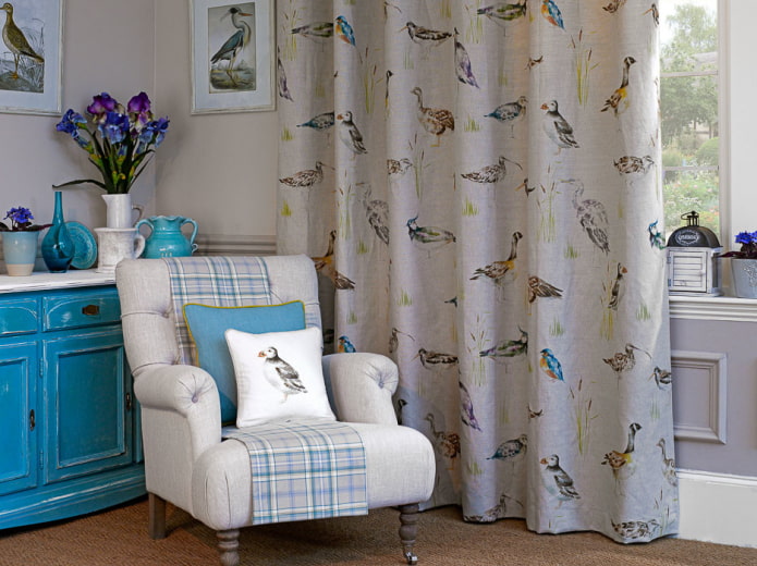 curtains with birds in the interior 