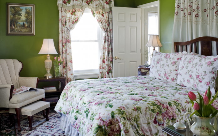 curtains with floral print in the Provence style