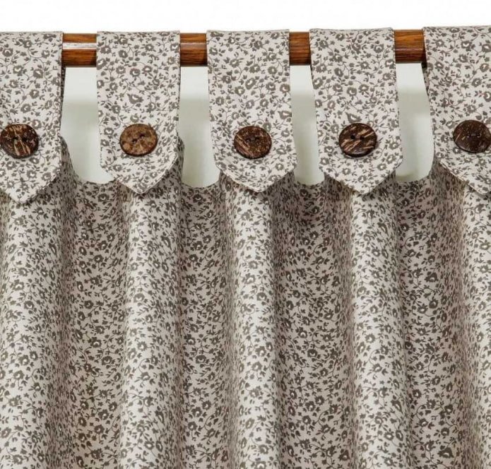 Fastening with buttons